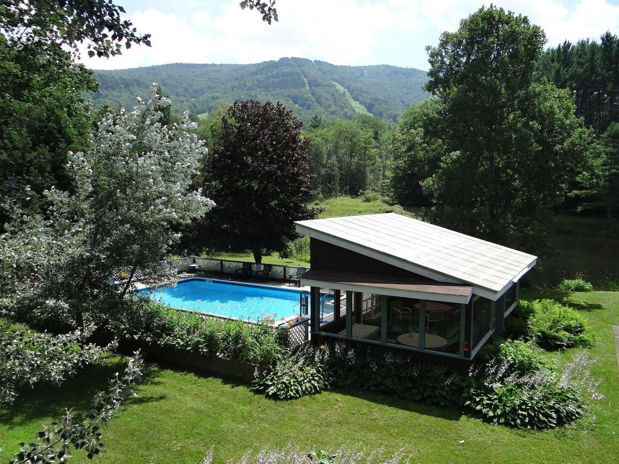 Blue Gentian Lodge At Magic Mountain Londonderry Exterior photo